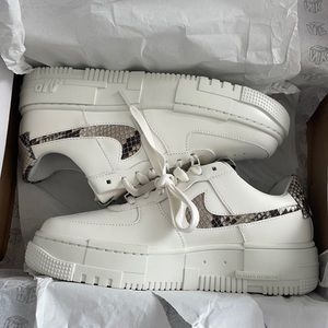 Air Force 1 Pixel SE Sneaker